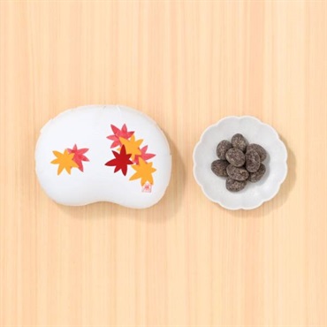 「まめや金澤萬久」黒豆しょこら（豆箱入り）　絵柄：紅葉【おまとめ便対象】